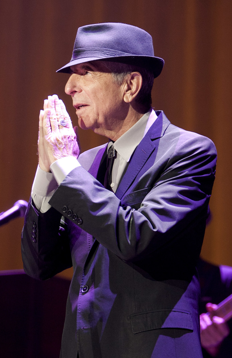 Śpiewając słynną pieśń "Hallelujah" Leonarda Cohena krakowianie zgromadzeni w niedzielę wieczorem na krakowskim Rynku oddali hołd zmarłemu 7 listopada w Los Angeles kanadyjskiemu poecie, pieśniarzowi i muzykowi.