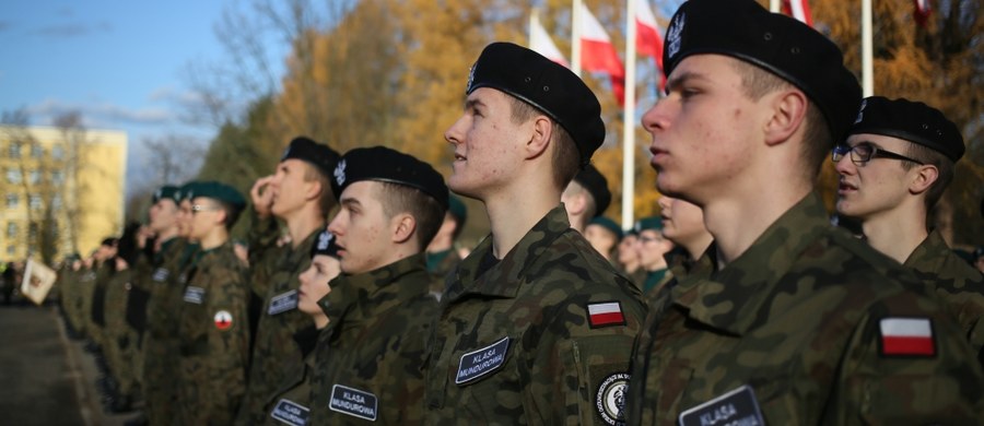 ​Przeszkolenie żołnierzy obrony terytorialnej tak, by byli w stanie stawić czoła specnazowi, to zadanie niesłychanie trudne, ale właśnie dlatego na czele nowej formacji stoją oficerowie Wojsk Specjalnych - powiedział minister obrony narodowej Antoni Macierewicz.