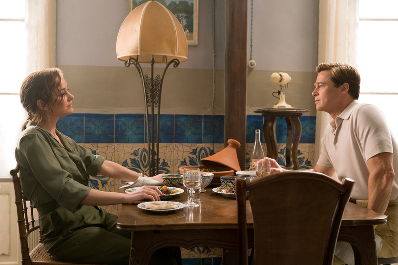 Na początku "Sprzymierzonych" as kanadyjskiego wywiadu Max Vatan (Brad Pitt) przybywa do Casablanki, aby razem z francuską agentką Marianne Beausejour (Marion Cotillard) dokonać zamachu na niemieckiego ambasadora. Mamy 1942 rok, świat płonie. Skojarzenia z "Casablanką" Michaela Curtiza są jak najbardziej na miejscu.
