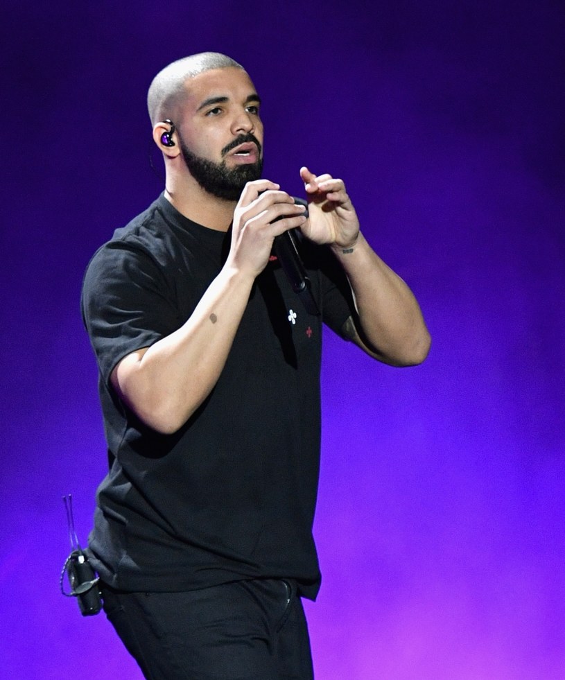 Drake wziął udział w reklamie serwisu Apple Music. W nagraniu kanadyjski raper ćwiczy na siłowni do utworu "Bad Blood" z repertuaru Taylor Swift.