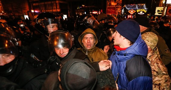 Przepychanki z policją, wybicie okien w oddziale rosyjskiego banku i zniszczenie biura prorosyjskiego polityka towarzyszyły demonstracji z okazji trzeciej rocznicy początku rewolucji na Majdanie Niepodległości w Kijowie. 