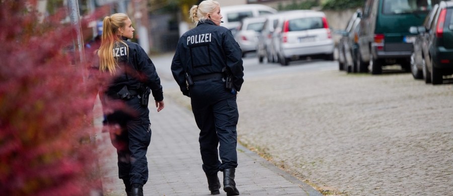 Lekarze walczą o życie młodej kobiety, którą mąż przywiązał do auta i wlókł na sznurze po ulicach niemieckiego miasta Hameln. W samochodzie świadkiem tej niebywałej przemocy był 2-letni syn pary. 38-latkowi już postawiono zarzut próby zabójstwa. 