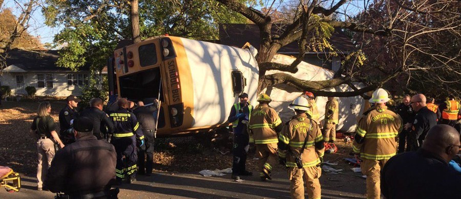 Tragiczny wypadek szkolnego autobusu w amerykańskim Chattanooga w stanie Tennessee. Autokar, przewożący 35 dzieci w wieku od 5 do 10 lat, z nieustalonych dotąd przyczyn przewrócił się na bok i uderzył w drzewo. Zginęło sześcioro dzieci, a 23 zostało rannych.
