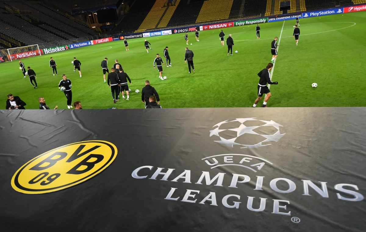 Piłkarze Legii Warszawa powalczą wieczorem z Borussią Dortmund o swoje pierwsze zwycięstwo w tej edycji Ligi Mistrzów. Niemiecki zespół jest już pewny awansu do kolejnej rundy prestiżowych rozgrywek, z kolei Legia wciąż ma szanse na zajęcie w grupie F trzeciego miejsca, umożliwiającego grę w 1/16 finału Ligi Europejskiej. "Nikt nie zabroni nam walczyć" - podkreślał przed spotkaniem na Signal Iduna Park trener legionistów Jacek Magiera.