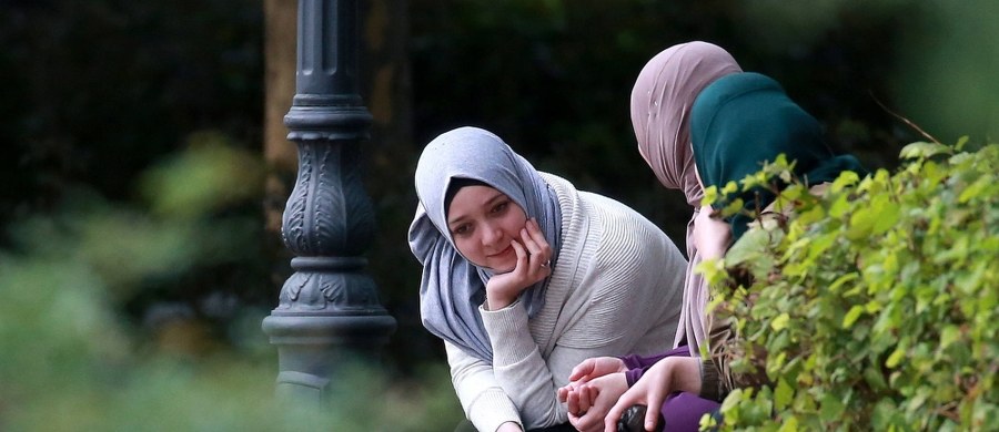 40 proc. Niemców uważa, że ich kraj jest infiltrowany przez islam, a dwie trzecie zarzuca rządowi, iż bardziej troszczy się o uchodźców niż o własnych obywateli - wynika z raportu Fundacji Friedricha Eberta cytowanego w niemieckich gazetach. 