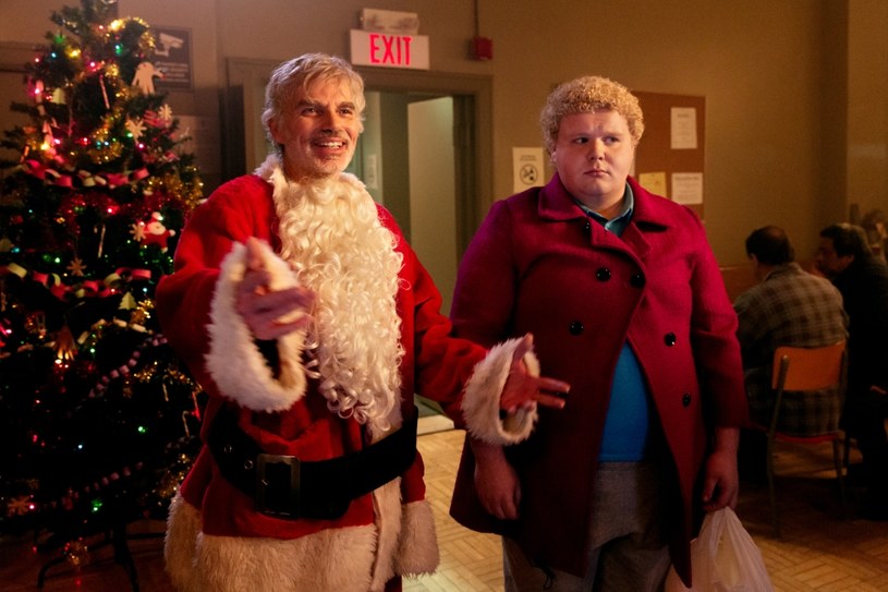 "Zły Mikołaj" trafił do kin w 2003 roku jako ekscentryczna, niezależna czarna komedia, która w USA niespodziewanie zarobiła 60 mln dolarów. Nietypowo, bo w środę, 23 listopada, na ekranach polskich kin zadebiutuje część druga, "Zły Mikołaj 2". Swe role w kontynuacji powtórzyli: Billy Bob Thornton, Tony Cox oraz Brett Kelly.