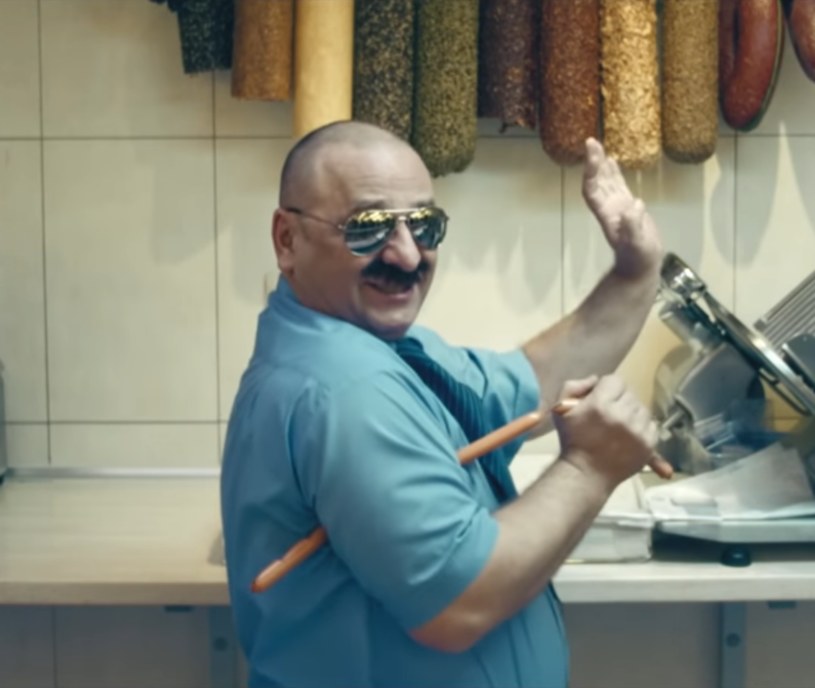 Rolę sklepowego ochroniarza w najnowszym teledysku grupy Luxtorpeda "Siódme" zagrał satyryk, komik i aktor Grzegorz Halama.