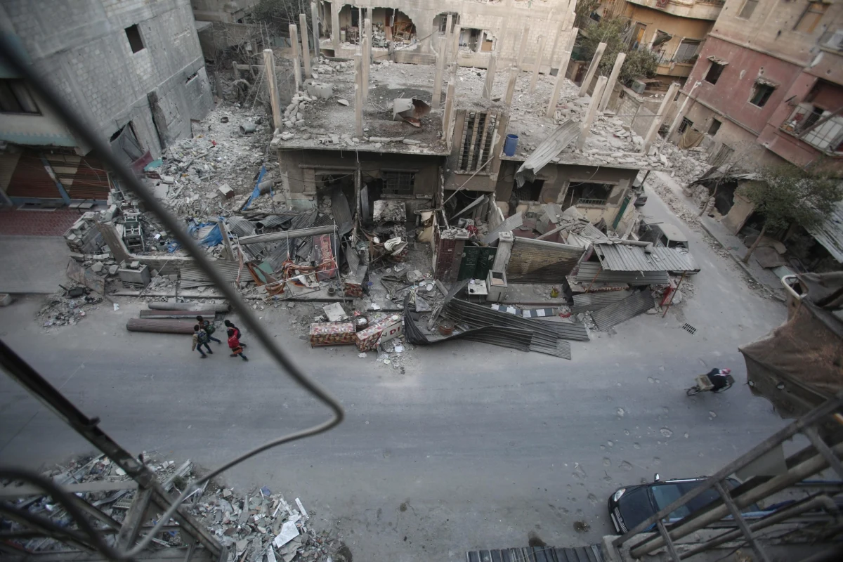 Rosyjskie tankowce dostarczały paliwo lotnicze do Syrii, zatrzymując się po drodze w portach państw Unii Europejskiej, co łamało unijne sankcje - poinformował Reuters, powołując się źródła zaznajomione ze sprawą.