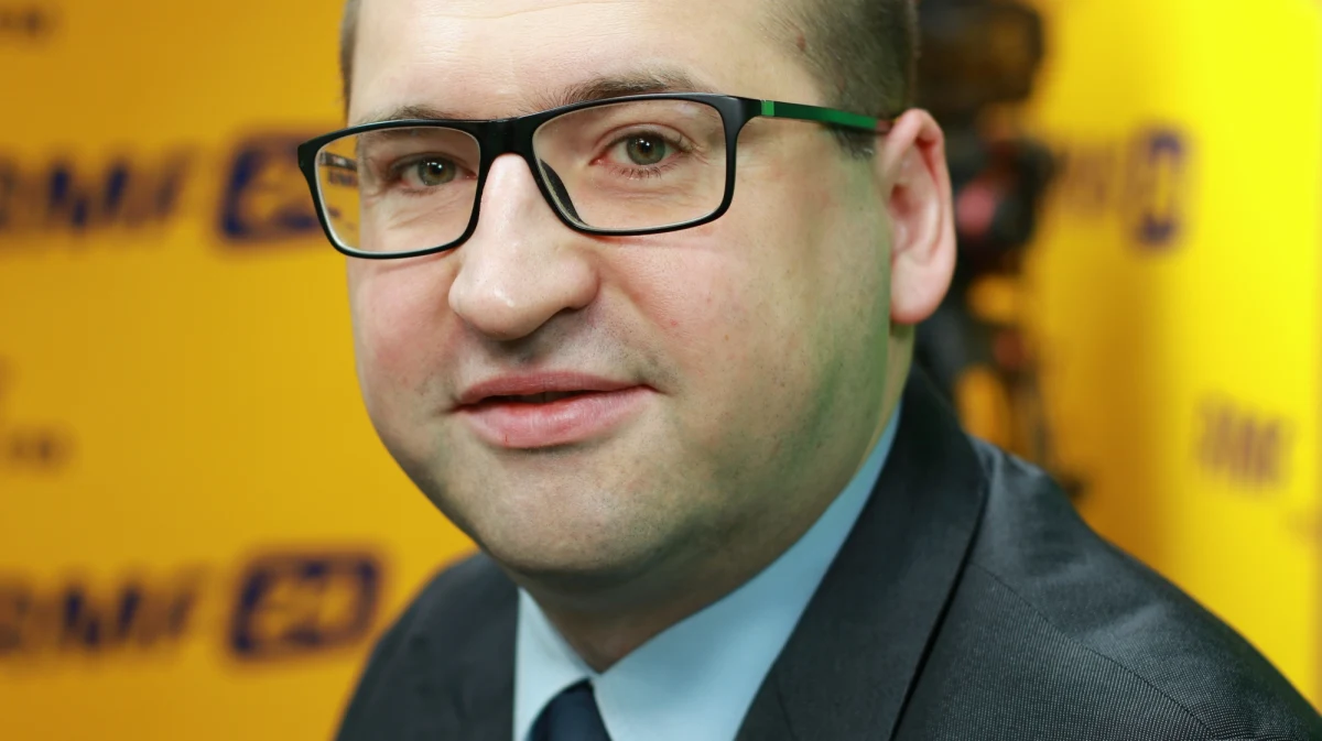 "Zawsze powtarzam, że w sensie PR-u i komunikacji społecznej funkcja rzecznika PiS to jest chyba najgorsza praca w Polsce, bo jest się codziennie pod obstrzałem medialnym" - stwierdził Gość Krzysztofa Ziemca wicemarszałek Senatu Adam Bielan. Rozmowa była poświęcona nadszarpniętemu w ostatnim czasie przez wypowiedzi ministrów wizerunkowi partii rządzącej. "Nie sądzę, żeby za trzy lata, kiedy wyborcy będą podejmować decyzję, na kogo zagłosować, akurat takie niezręczne sformułowania brali pod uwagę" - uznał senator PiS. Przyznał jednak, że ostatni wywiad Jarosława Kaczyńskiego na temat aborcji mógł być złagodzony. "Można było użyć nieco innego sformułowania, ale znowu, jeżeli udziela się tylu wywiadów, ilu udziela w ostatnim czasie Jarosław Kaczyński, to jego otoczenie medialne też może popełnić błąd i wypuścić sformułowanie nie do końca precyzyjne" - ocenił rozmówca Krzysztofa Ziemca.