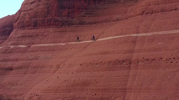 Dron uchwycił przerażającą chwilę, gdy trzech rowerzystów zachwiało się, jeżdżąc po krawędzi urwiska. Takie rzeczy dzieją się w Sedonie. To pięknie położone miasto w północnej części Arizony, otoczone wznoszącymi się na ponad 1,9 tys. m fantastycznymi formacjami skalnymi Navajo Red Rocks.