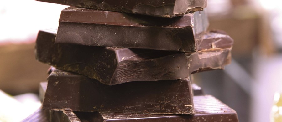 Codzienne jedzenie ok. 7 gramów czekolady (ok. jednej kostki) może zmienić skórę 50-letniej osoby w skórę 30-letniej. Takie są najnowsze wyniki badań naukowców z Uniwersytetu Cambridge w Wielkiej Brytanii. Stworzyli oni specjalną czekoladę, która ma to umożliwić.