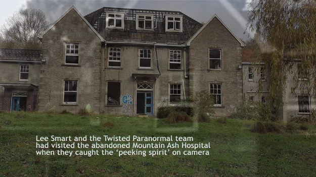 Łowca duchów ujawnił szokujące nagranie z opuszczonego szpitala w Mountain Ash, w pobliżu Caerphilly, w Walii. W oknie budynku widać tajemniczą postać, a po wejściu do budynku na dyktafon nagrane zostały dziwne słowa: "uważaj na siebie, ha ha ha, bo cie zabiję".