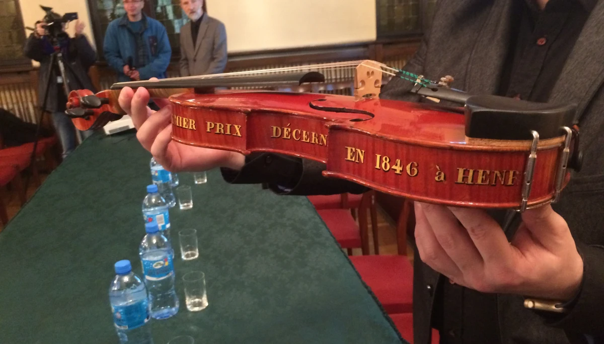 ​Od czwartku w Poznaniu można oglądać skrzypce, które w 1846 roku Henryk Wieniawski dostał za wygranie być może pierwszego swojego konkursu. Na pewno grał na nich przynajmniej do 1850 roku. Ich dalsza historia jest na razie tajemnicą. Instrument kupiło Muzeum Narodowe w Poznaniu od chcącego zachować anonimowość sprzedawcy.