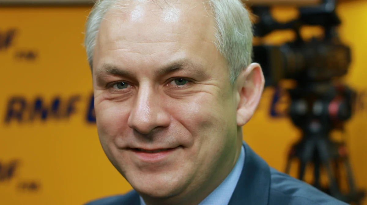 "Zawsze byłem zwolennikiem tego, aby gimnazja były historią. Cieszę się z tego, że taki projekt powstaje. Cieszę się, że to, co mówiłem przez lata stało się faktem, natomiast martwi mnie to, jak to się dzieje - w pewnym chaosie, bez wizji nowoczesnej szkoły" - stwierdził w Popołudniowej rozmowie w RMF FM senator Grzegorz Napieralski. "Szkoda, że skupiamy się tylko na likwidacji gimnazjów, a nie mówimy, jaka powinna być nowoczesna szkoła. Trzeba dzisiaj dzieciom dać możliwość otrzymania nowych kompetencji" - dodał. "Patrzyłem w tym roku na moją córkę, która zdawała do gimnazjum. Mam takie wrażenie, że dziś 12-latkowie piszą sobie CV. Myślę, że to trochę za szybko - to jest egzamin szóstoklasisty, przygotowanie się do egzaminów kompetencyjnych w gimnazjum, walka o gimnazjum. Tego nie powinno być w tak młodym wieku" - ocenił polityk. Pytany o swoją wypowiedź sprzed kilku lat gość Marcina Zaborskiego stwierdził: "Nie wiem, kto zabił Grzegorza Przemyka. Jestem politykiem, a nie sędzią. Niech sędziowie wymierzają sprawiedliwość". 