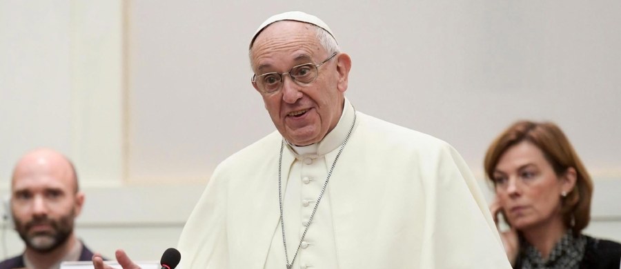 Papież Franciszek powiedział, że wiele skandali wybucha w Kościele z powodu pieniędzy. "Ileż kościelnych katastrof zaczęło się z braku ubóstwa"- podkreślił papież, którego wypowiedzi opublikowało w czwartek jezuickie pismo "Civilta cattolica".