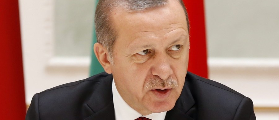 ​Prezydent Turcji Recep Tayyip Erdogan oświadczył, że jeśli Unia Europejska nadal będzie grozić Ankarze, Turcja otworzy granice i przepuści migrantów do UE. W czwartek Parlament Europejski wezwał do zamrożenia negocjacji akcesyjnych z Turcją.