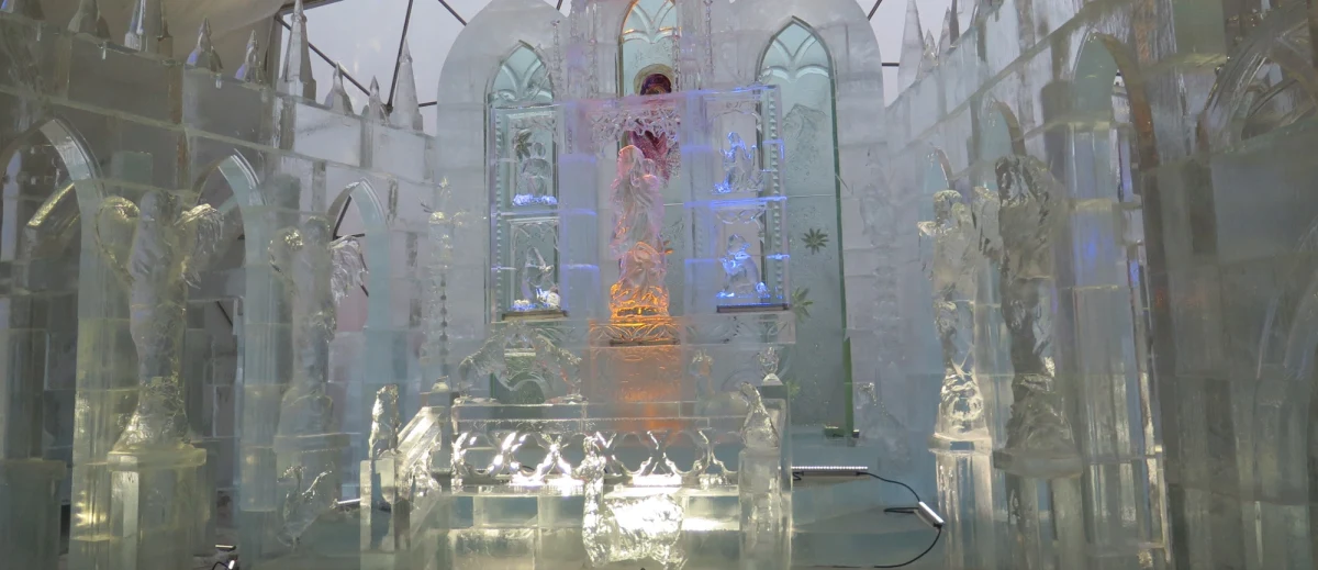 Na Siodełku koło Smokowca w słowackich Tatrach otwarto dzisiaj niesamowita budowlę - świątynię wykonaną z 90 ton lodu. Kaplica zbudowana jest w całości z zamarzniętej wody, a jej wystrój inspirowany jest tatrzańską przyrodą, a także spiskim gotykiem, który został wykorzystany między innymi w szklanym ołtarzu. 