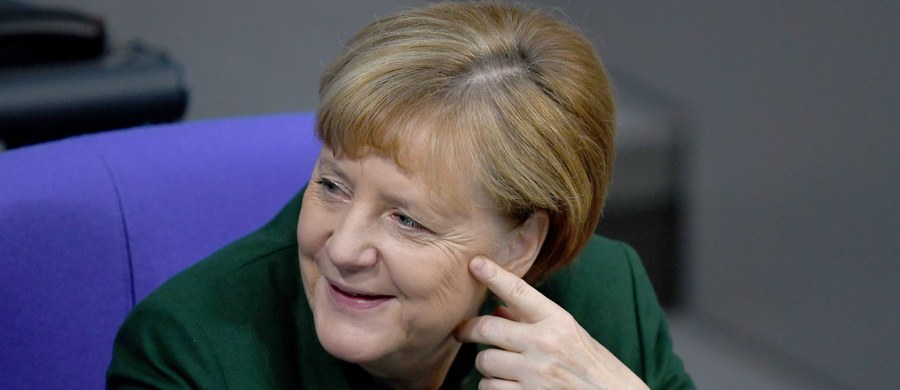 ​Niemal dwie trzecie Niemców oceniło pozytywnie decyzję Angeli Merkel o ubieganiu się po raz czwarty o stanowisko kanclerza w przyszłorocznych wyborach do Bundestagu. Na jej decyzji zyskała także partia CDU - wynika z sondażu Politbarometer telewizji ZDF.