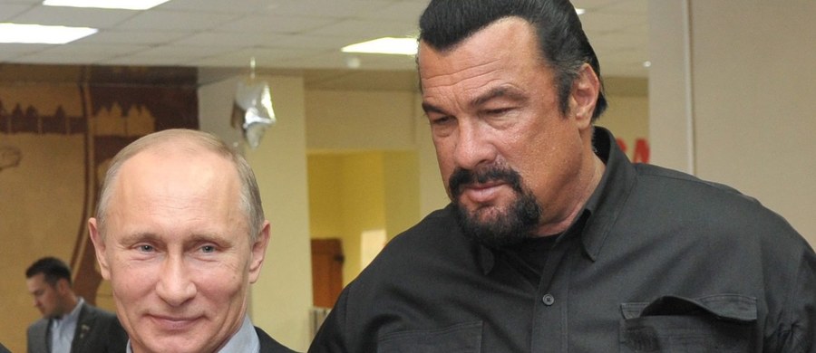 Prezydent Władimir Putin wręczył na Kremlu rosyjski paszport amerykańskiemu aktorowi kina akcji i reżyserowi Stevenowi Seagalowi. W listopadzie Putin podpisał dekret, na mocy którego Seagal otrzymał obywatelstwo Rosji. 