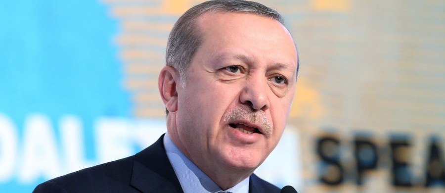 Prezydent Turcji Recep Tayyip Erdogan powiedział, że podpisze ustawę o przywróceniu kary śmierci, jeśli przyjmie ją parlament. Jak pisze AFP, Erdogan zlekceważył ostrzeżenia UE, która zagroziła zawieszeniem rozmów, jeśli kara ta będzie przywrócona. 