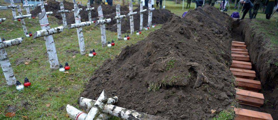 W Mościskach w obwodzie lwowskim na Ukrainie pochowano szczątki 27 żołnierzy i oficerów poległych w walkach pod Lwowem we wrześniu 1939 r. Żołnierze zostali pochowani zgodnie z ceremoniałem wojskowym. 