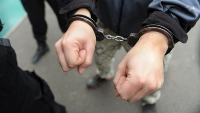 Policjant wśród zatrzymanych przy nielegalnym odbarwianiu oleju opałowego