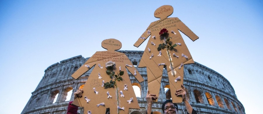 200 tys. osób wzięło udział - według organizatorów - w sobotniej manifestacji w Rzymie przeciwko przemocy wobec kobiet. Uczestniczki pochodu niosły portrety ponad 100 kobiet zamordowanych w tym roku we Włoszech przez partnerów i obcych napastników.