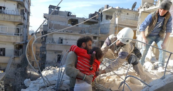 Ponad 400 cywilów uciekło w nocy z dzielnic kontrolowanych przez rebeliantów we wschodniej części miasta Aleppo do stref opanowanych przez syryjskie siły rządowe - poinformowała organizacja Syryjskie Obserwatorium Praw Człowieka.