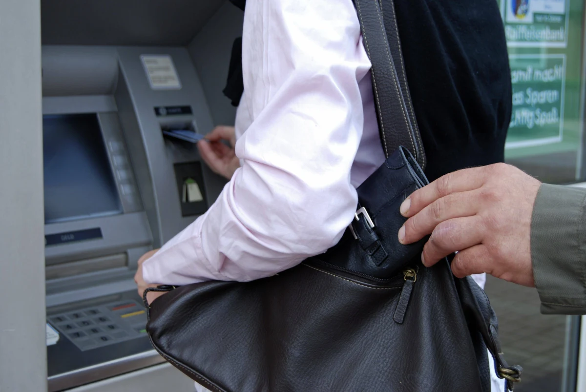 Policja w Irlandii przed świętami wysyła kartki świąteczne... złodziejom. Uprzejmie, ale zdecydowanie przypomina rabusiom, że są obserwowani i radzi, by zaopatrzyli się w prezenty w bardziej konwencjonalny sposób – czyli płacąc za nie w kasie. 