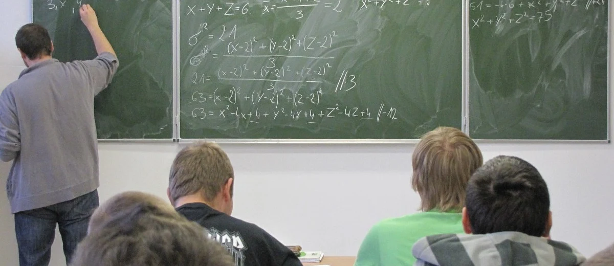 Co z gimnazjalistą, który nie zda do drugiej klasy? Kto poniesie rzeczywiste koszty reformy, a kto zapłaci za zmianę podręczników? Między innymi takie pytania zadawaliście podczas Porannej rozmowy Roberta Mazurka z minister edukacji Anną Zalewską. Reporter RMF FM, Grzegorz Kwolek, w Waszym imieniu poprosił MEN o odpowiedzi i wyjaśnienia.