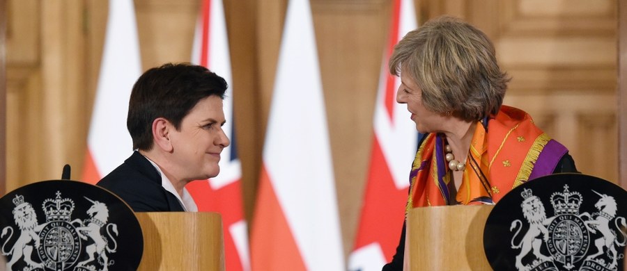 „Otwieramy nowy rozdział współpracy” – tak premier Beata Szydło podsumowała szczyt polsko-brytyjski, który zakończył się właśnie w Londynie. Nowy rozdział oznacza zamknięcie starego. Stary nie był najgorszy, więc po co otwierać nowy? Czyżby polski rząd zrobił pierwszy niebezpieczny krok na linie, która z Warszawy, przez stolicę Belgii biegnie na Londyn?