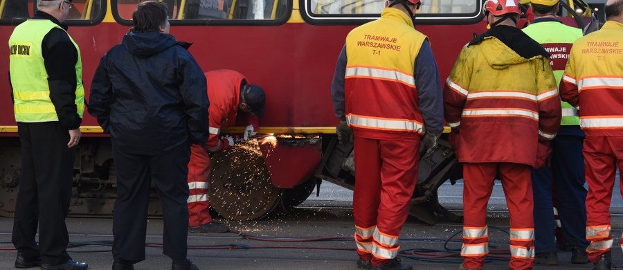Zderzenie samochodu osobowego z tramwajem na Placu Bankowym w Warszawie. Na szczęście nikomu nic się nie stało. Informację dostaliśmy na Gorącą Linię RMF FM.