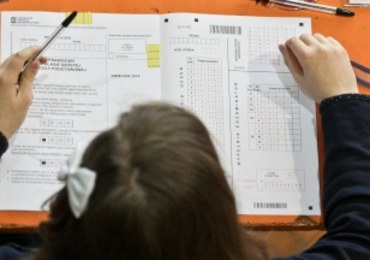 Zalewska w Sejmie: Koniec nauki pod testy, podstawówka oknem na świat