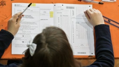 Zalewska w Sejmie: Koniec nauki pod testy, podstawówka oknem na świat