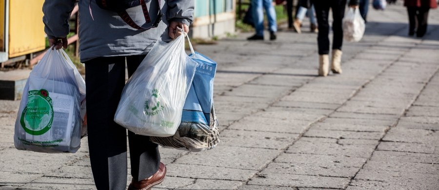 Polska do tej pory nie przekazała Komisji Europejskiej informacji o tym, jak zamierza ograniczyć liczbę plastikowych toreb - dowiedziała się w Komisji Europejskiej dziennikarka RMF FM Katarzyna Szymańska-Borginon. Termin przekazania dokumentów w tej sprawie minął 27 listopada.