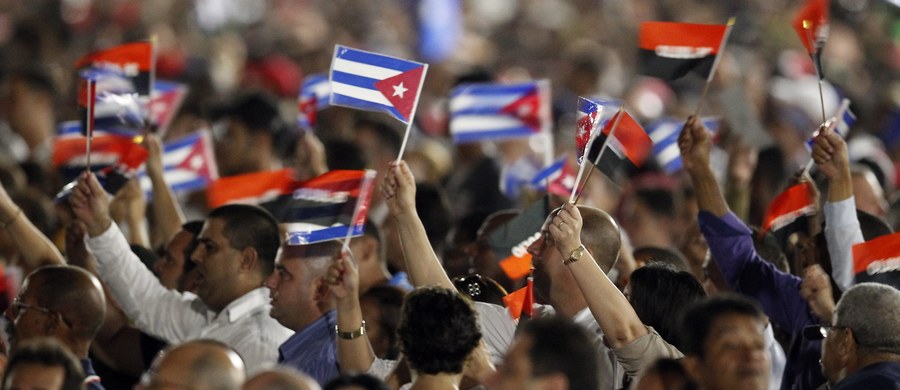 Dziesiątki tysięcy Kubańczyków oraz przywódcy wielu państw Ameryki Łacińskiej i rejonu Karaibów uczestniczą we wtorek wieczorem, czasu lokalnego, na Placu Rewolucji w Hawanie w uroczystościach poświęconych pamięci zmarłego w piątek byłego przywódcy Kuby Fidela Castro.