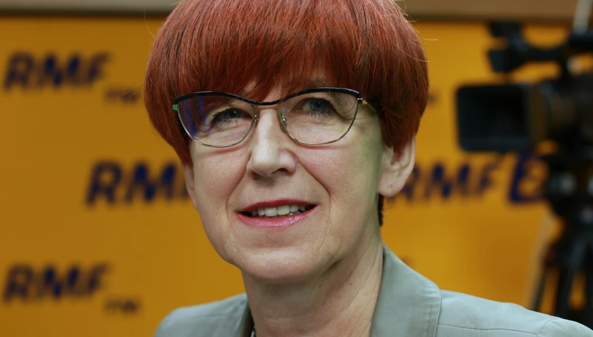 Z całej Polski przychodzą informacje o brakujących środkach na świadczenia z programu 500+. Zaprzecza temu Elżbieta Rafalska. "Nie brakuje pieniędzy na 500+. Dementuje absolutnie. Środki na 500+ są w pełnej kwocie zagwarantowane. To są zobowiązania prawnie zdeterminowane" - mówi minier rodziny, pracy i polityki społecznej w Porannej rozmowie w RMF FM. Szefowa resortu zaprzecza, jakoby 500+ mogło być rozszerzone na dorosłe, ale uczące się dzieci. "Program 500+ kosztuje więcej niż planowaliśmy. Nie mówimy o jego rozszerzaniu" - dodaje gość Roberta Mazurka. Zawraca także uwagę na to, że rząd nie uważa programu za idealny twór. "Nie patrzymy na nasz program bezkrytycznie" - mówi. Zaprzecza też słowom, że przez program 500+ kobiety zostają w domu i przestają pracować. "Żadne nasze dane nie potwierdzają, że przez 500+ kobiety się dezaktywizują" - komentuje Elżbieta Rafalska.