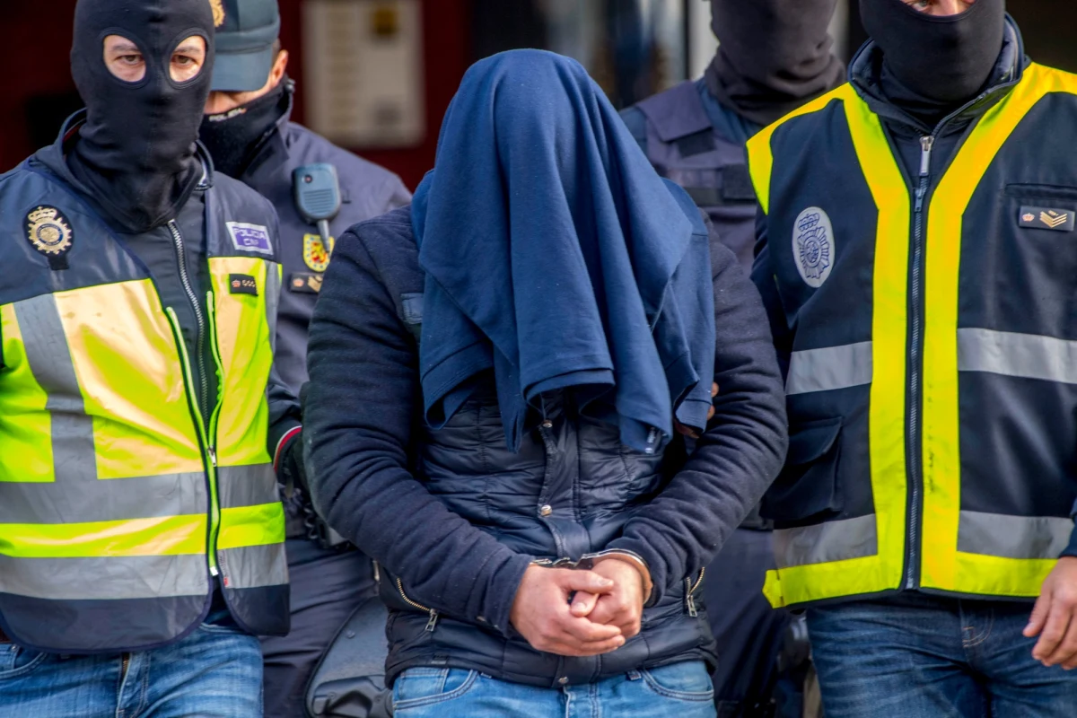 Hiszpańska policja zatrzymała pod Madrytem groźnego dżihadystę - poinformowało MSW Hiszpanii. Marokańczyk za pośrednictwem internetu werbował sympatyków Państwa Islamskiego (IS) gotowych wziąć udział w atakach samobójczych na lokalne społeczności.