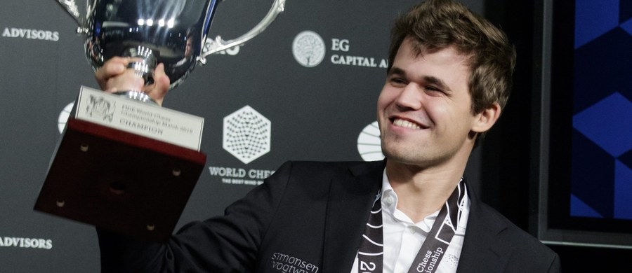 ​Norweg Magnus Carlsen, w dniu swych 26. urodzin, obronił w Nowym Jorku tytuł mistrza świata w szachach. W rozpoczętym 11 listopada meczu pokonał reprezentanta Rosji, starszego o 11 miesięcy Siergieja Karjakina, 9:7.