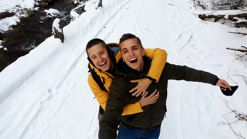 Poniżej możecie zobaczyć kolejne wideo nakręcone przez parę gejów z Polski, o których usłyszał niemal cały świat za sprawą wakacyjnego klipu do przeboju Roxette. Tym razem Jakub i Dawid sięgnęli po piosenkę "Niebiesko-zielone" Beaty Kozidrak.