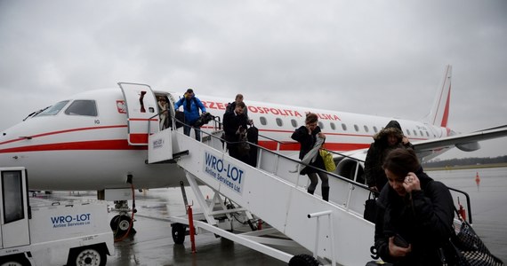Rządowy samolot, który przywiózł prezydenta ze Szwecji i zepsuł się na lotnisku we Wrocławiu. Andrzej Duda wrócił do stolicy wcześniej - rejsowym samolotem. LOT zapewnia, że usterka prezydenckiej maszyny nie zagrażała bezpieczeństwu głowy państwa i innych pasażerów. 