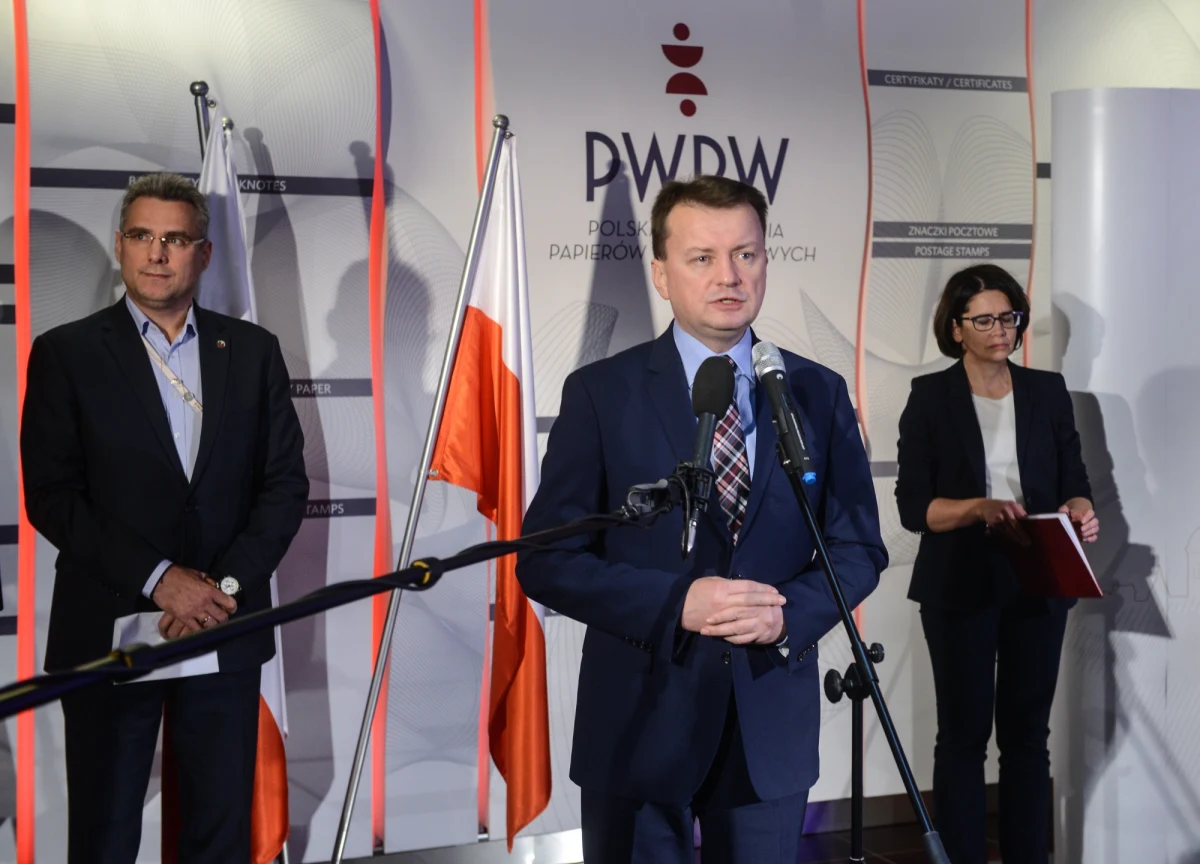 "Na mundurach policjantów będą kamery rejestrujące ich interwencje" - zapowiedział szef MSWiA Mariusz Błaszczak, przedstawiając w Sejmie wieloletni program modernizacji służb mundurowych.