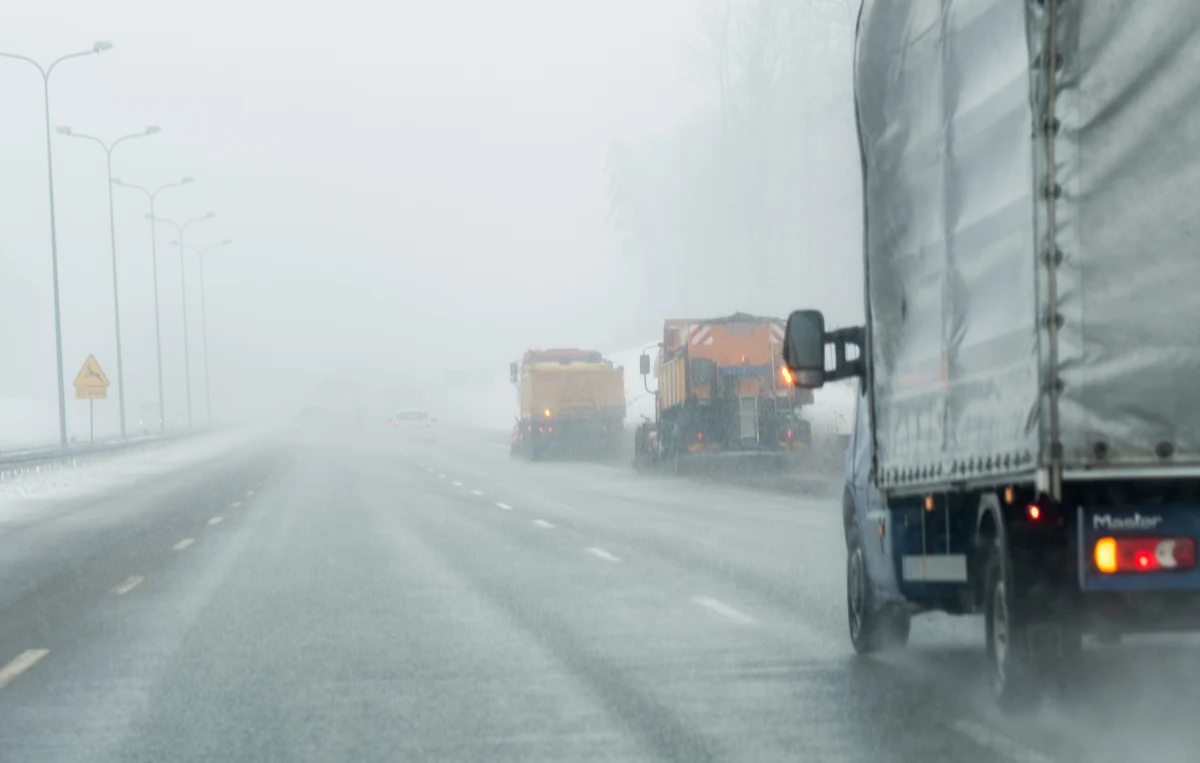 Zima w całym kraju, a na trasach - ślizgawica. Drogi są śliskie i bardzo niebezpieczne. Doszło do dwóch karamboli. 