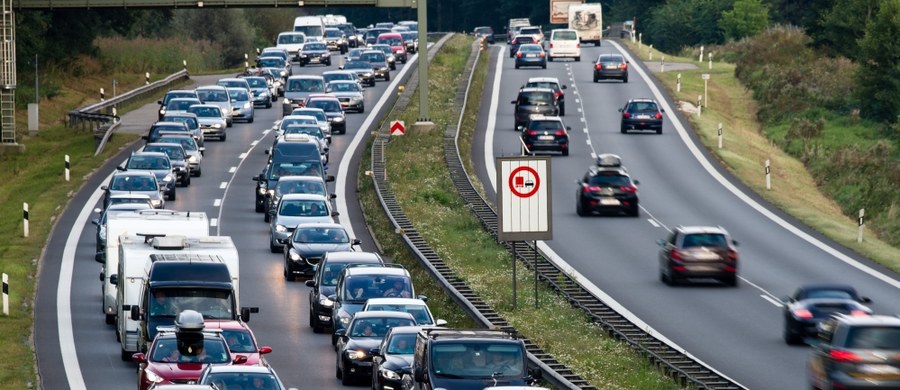 ​Komisja Europejska porozumiała się z Niemcami w sprawie wprowadzenia opłat za użytkowanie autostrad w tym kraju przez kierowców samochodów osobowych. Berlin ma poprawić prawo tak, aby nie dyskryminowało obcokrajowców. Bruksela na razie wstrzymuje procedurę sądową.