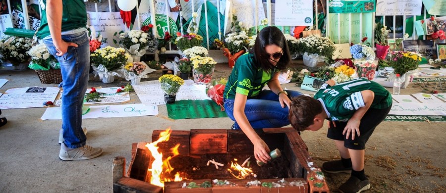 Boliwijskie władze lotnictwa cywilnego bezterminowo zawiesiły w czwartek linie lotnicze LaMia po katastrofie samolotu tych linii. Samolot z piłkarzami Chapecoense z Brazylii rozbił się w nocy w poniedziałek w Kolumbii. Z 77 osób na pokładzie zginęło 71.