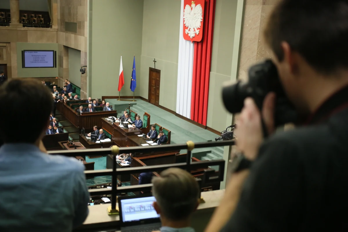 "Trzeba zbadać patologie reprywatyzacyjne. To największa afera III RP" - podkreśla strona rządowa. "Chodzi wyłącznie o igrzyska polityczne" - odpowiada prezydent Warszawy Hanna Gronkiewicz-Waltz. To głosy w debacie o powołaniu komisji weryfikacyjnej, która ma badać decyzje reprywatyzacyjne w Warszawie. 