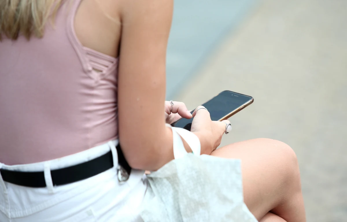 Polska wstrzymała się od głosu w sprawie przepisów umożliwiających całkowite zniesienie opłat za roaming dla użytkowników telefonów komórkowych w Unii - donosi korespondentka RMF FM Katarzyna Szymańska-Borginon. 