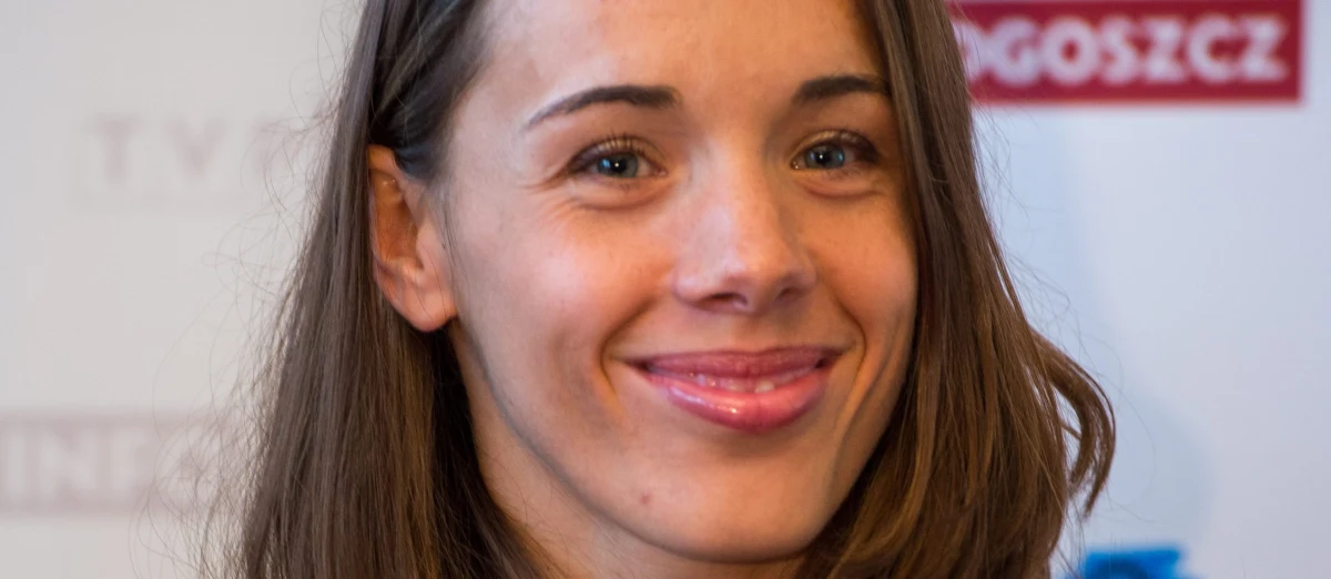 „Zawsze czekaliśmy na Mikołaja u mojej babci na wsi. Tym Mikołajem po latach okazała się właśnie babcia, bo miała kolczyki. (…) Pytaliśmy, gdzie ona jest? i każdy nam mówił, że siedzi i pilnuje reniferów” – mówi w specjalnym przedświątecznym wywiadzie dla RMF FM i Szlachetnej Paczki Magdalena Fularczyk Kozłowska. Wioślarka, mistrzyni olimpijska z Rio przyznała się nam także, że w święta idzie na łatwiznę i korzysta z gościnności swojej rodziny.