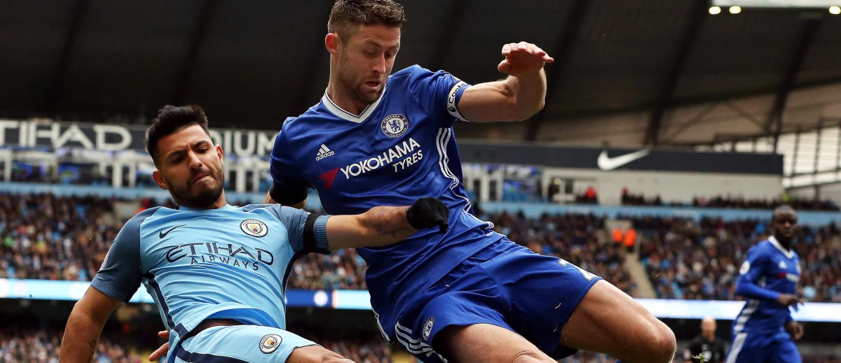 Manchester City przegrał przed własną publicznością z prowadzącą w tabeli angielskiej ekstraklasy Chelsea Londyn 1:3. Piłkarze gospodarzy zgromadzili 34 punkty i sobotniego rywala wyprzedzają o cztery. W końcówce sędzia pokazał "The Citizens" dwie czerwone kartki.