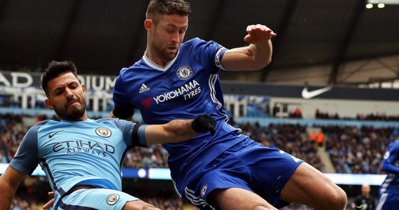 Manchester City przegrał przed własną publicznością z prowadzącą w tabeli angielskiej ekstraklasy Chelsea Londyn 1:3. Piłkarze gospodarzy zgromadzili 34 punkty i sobotniego rywala wyprzedzają o cztery. W końcówce sędzia pokazał "The Citizens" dwie czerwone kartki.